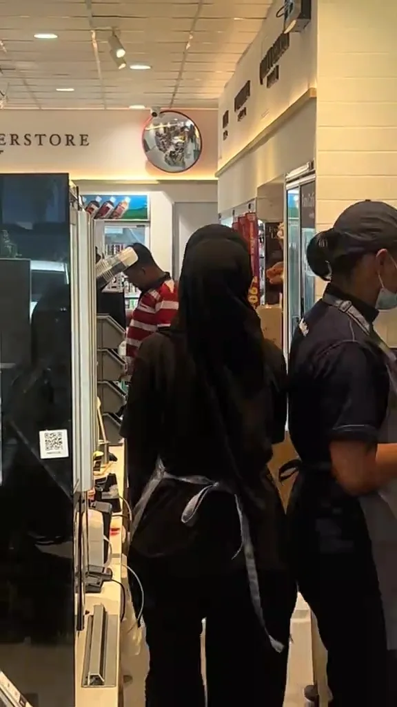 Branch Manager Simbah Kuah Oden Ke Food Rider – “Boleh Tunggu Tak? Saya Busy Ni”