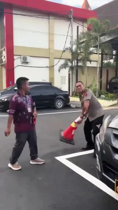 Polis Didapati Curang, Isteri Kejar Di Balai Hingga Terbongkang Masuk Kolam Ikan
