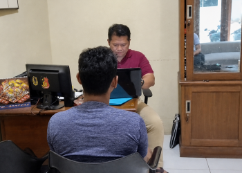 Suami Cederakan Isteri Guna Screwdriver Ketika Ambil Report Card Anak Di Sekolah