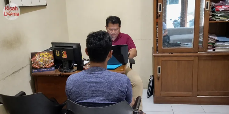 Suami Cederakan Isteri Guna Screwdriver Ketika Ambil Report Card Anak Di Sekolah