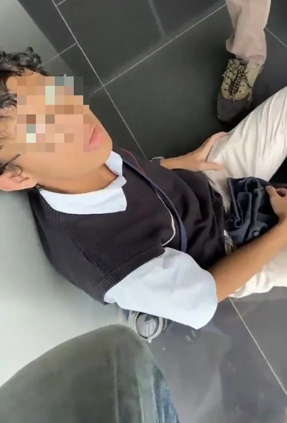 2 Penuntut Politeknik Berkucupan Di Luar Perpustakaan, Bapa Sujud Mohon Maaf