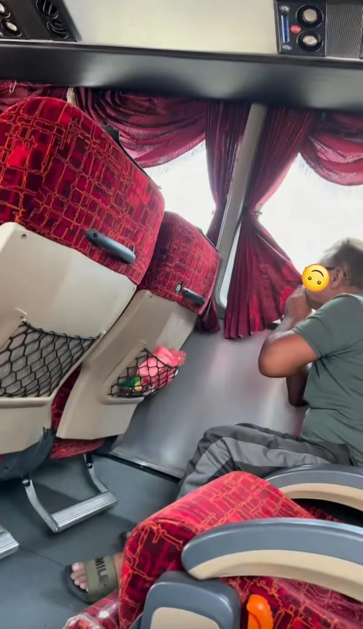 Penumpang Makan Nasi Beriani Dalam Bas Ekspres, Lap Mulut & Tangan Guna Langsir