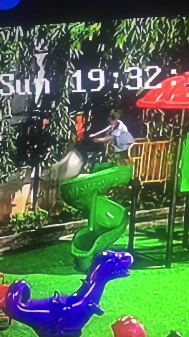 Anak Ditolak Dari Gelongsor Berketinggian 1.5 Meter Oleh Budak Autisme