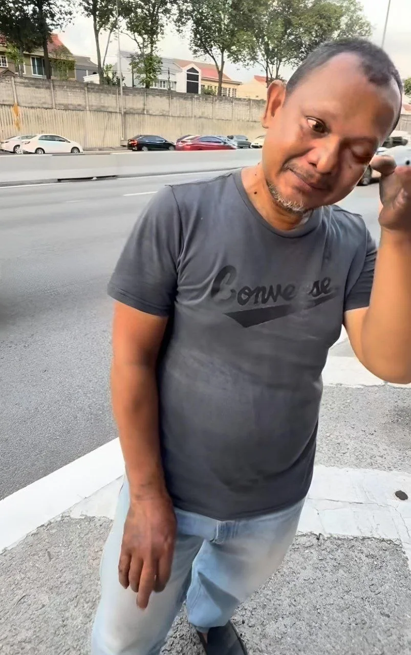 “Abang Ada RM8 Je Ni…”- Lelaki Terharu Ada Orang Tolong Baiki Motor Di Jalan