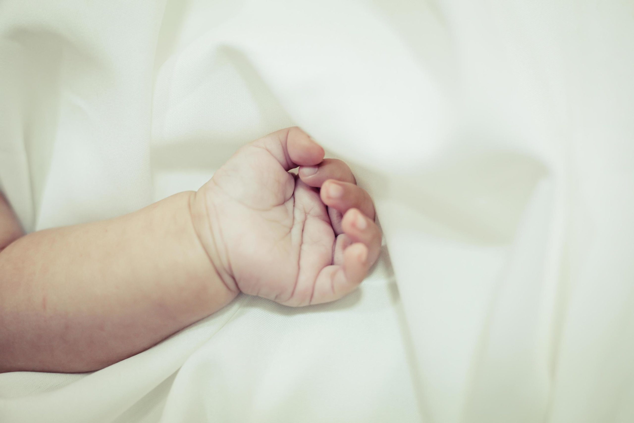 Ibu Terlelap Saat Breastfeeding, Bayi 2 Bulan Meninggal Tersepit Celah Dada