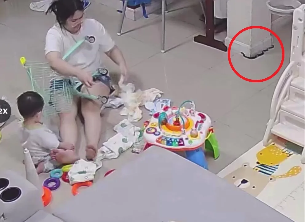 Anak Seronok Main Dengan Tali Di Ruang Tamu, Rupanya Ular Hitam