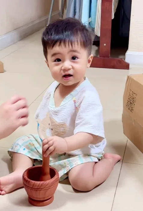 Anak Seronok Main Dengan Tali Di Ruang Tamu, Rupanya Ular Hitam