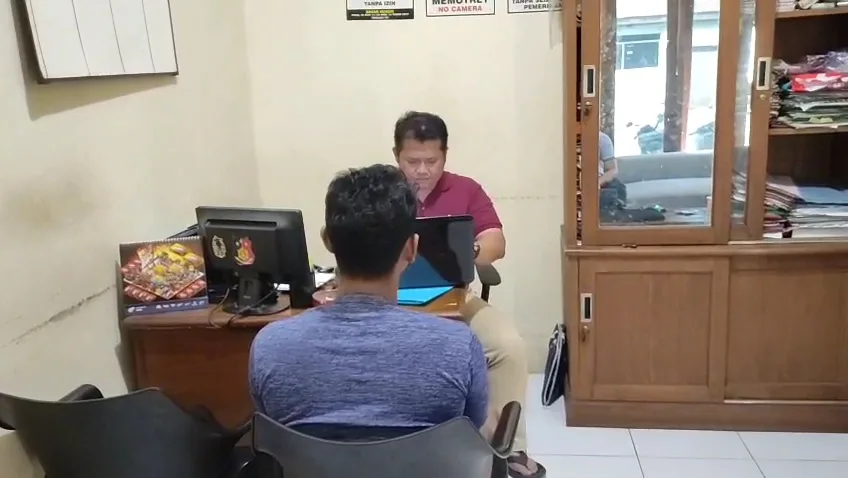 Suami Cederakan Isteri Guna Screwdriver Ketika Ambil Report Card Anak Di Sekolah