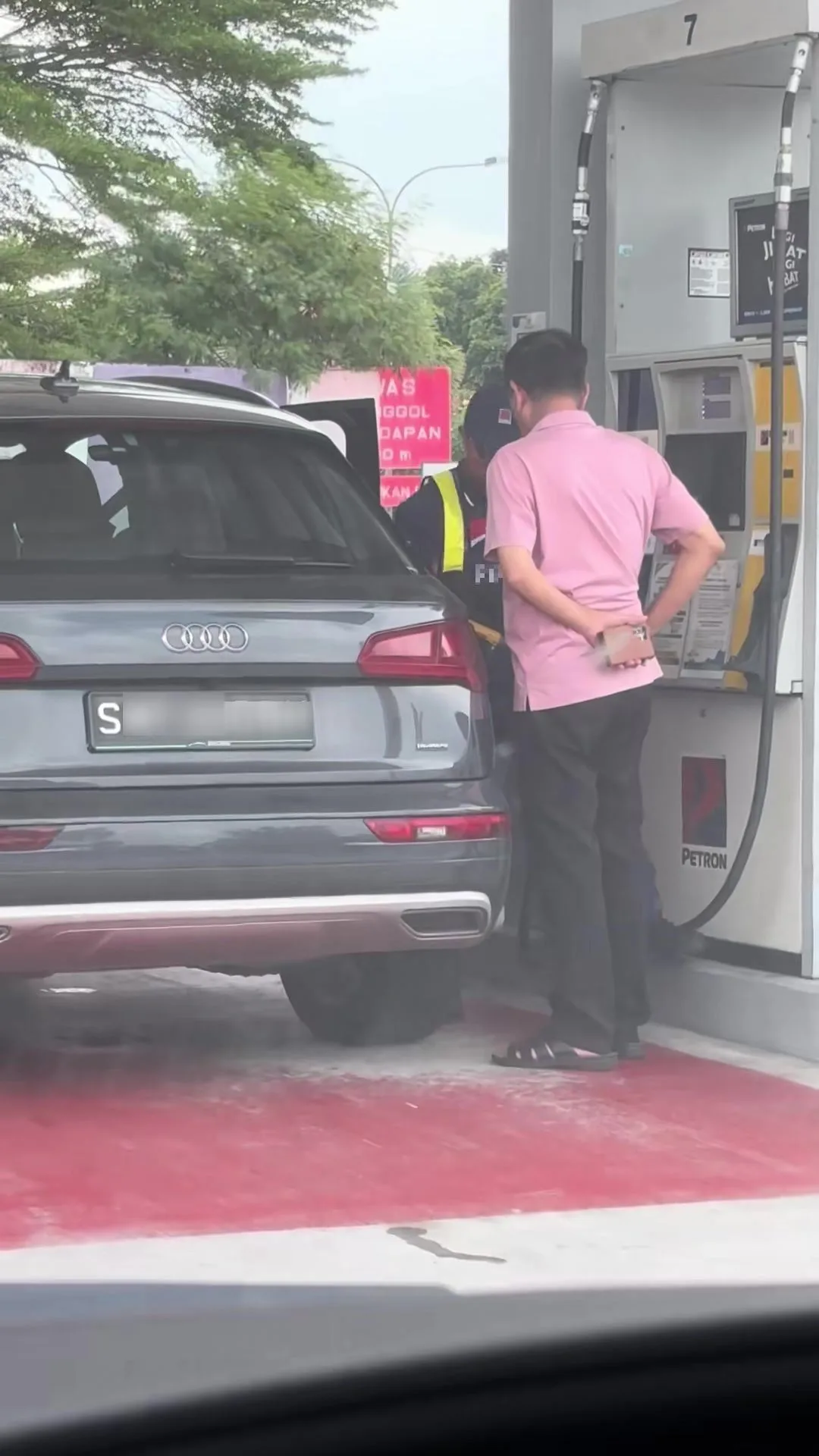 Lelaki SG Isi RON95, Tindakan Pantas Staf Stesen Minyak Angkat Nozel Raih Pujian