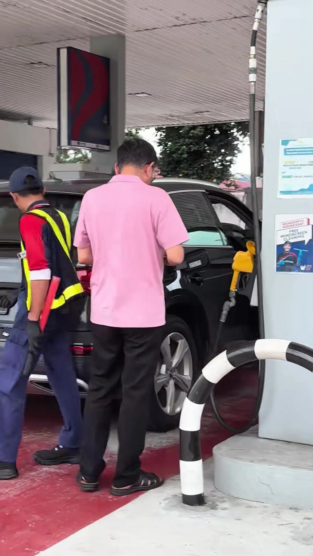 Lelaki SG Isi RON95, Tindakan Pantas Staf Stesen Minyak Angkat Nozel Raih Pujian