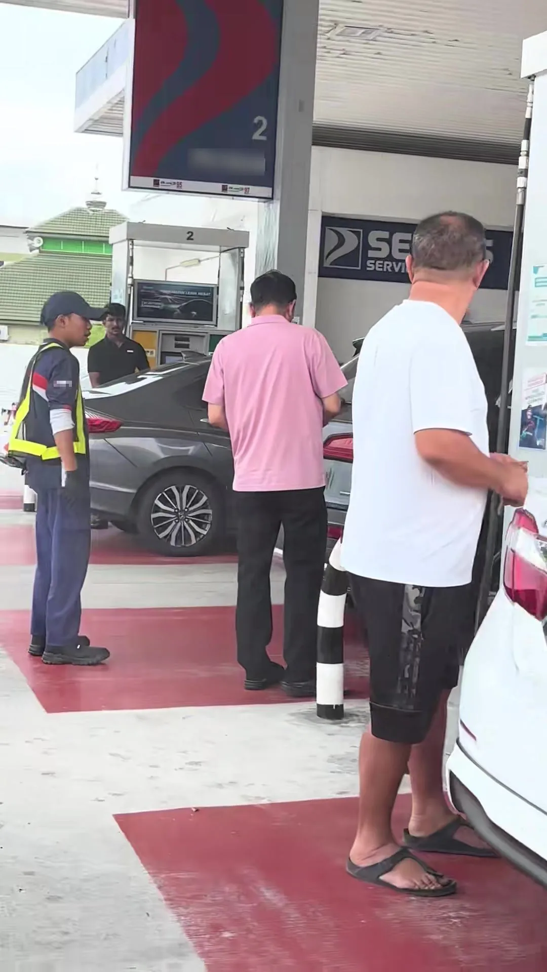Lelaki SG Isi RON95, Tindakan Pantas Staf Stesen Minyak Angkat Nozel Raih Pujian
