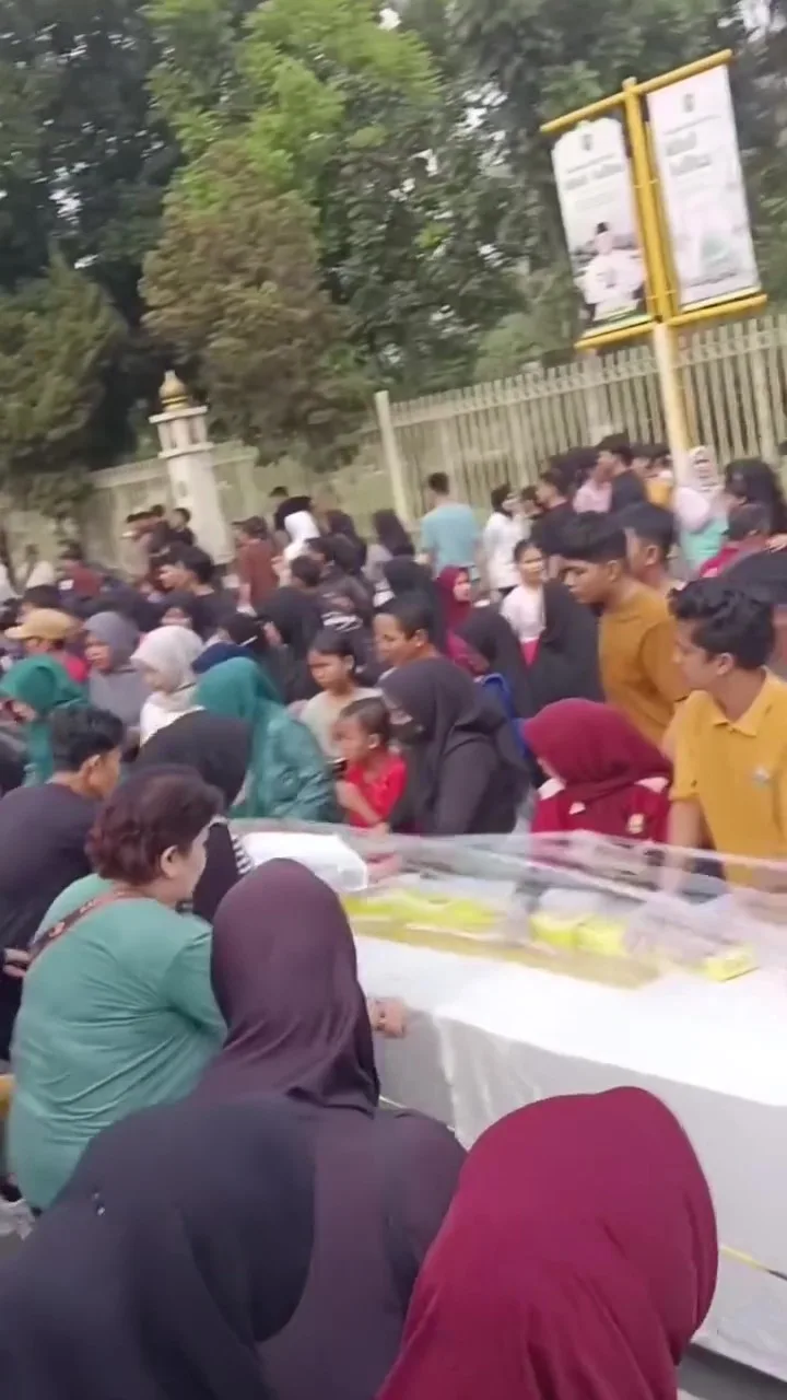 Acara “Talam Durian 1KM” Belum Bermula, Penduduk Serbu Ambil Kuih Sedang Disusun