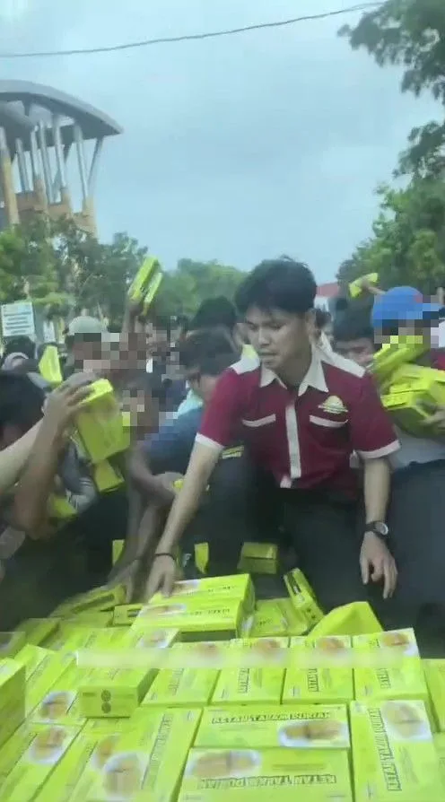 Acara “Talam Durian 1KM” Belum Bermula, Penduduk Serbu Ambil Kuih Sedang Disusun