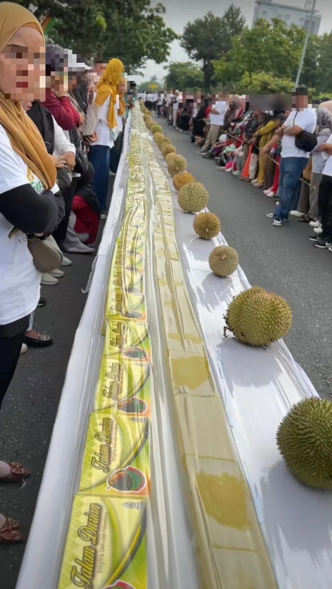 Acara “Talam Durian 1KM” Belum Bermula, Penduduk Serbu Ambil Kuih Sedang Disusun