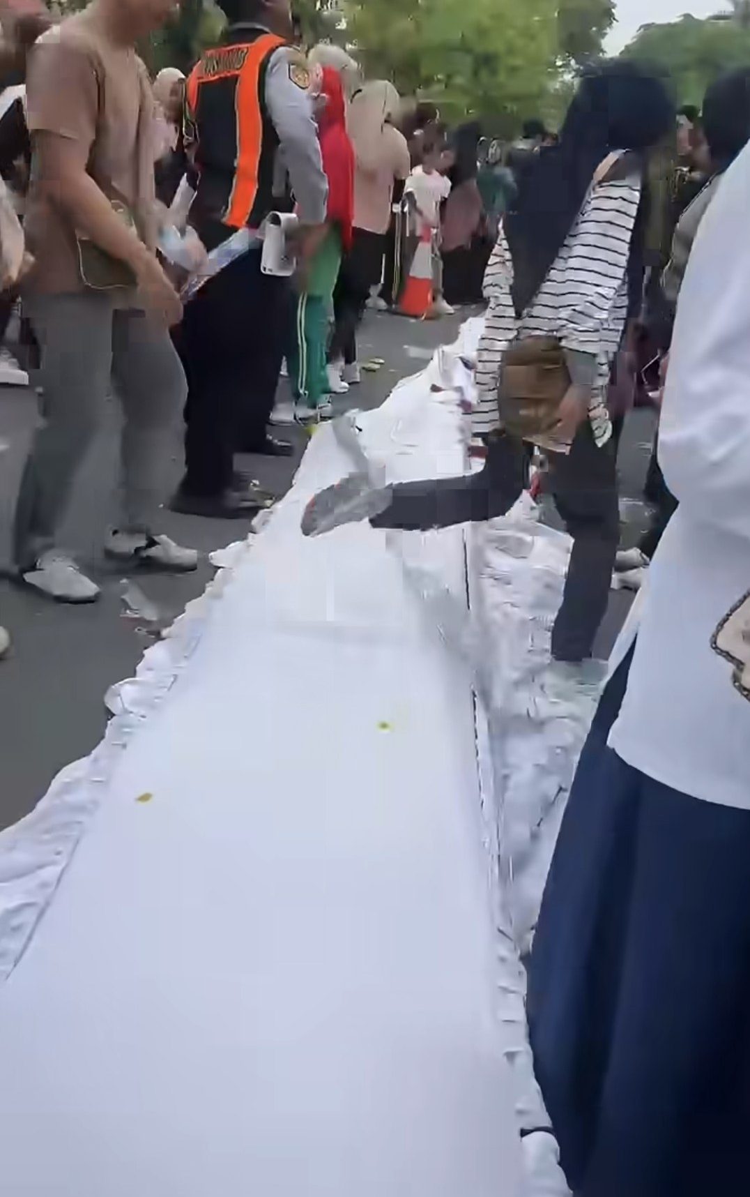 Acara “Talam Durian 1KM” Belum Bermula, Penduduk Serbu Ambil Kuih Sedang Disusun