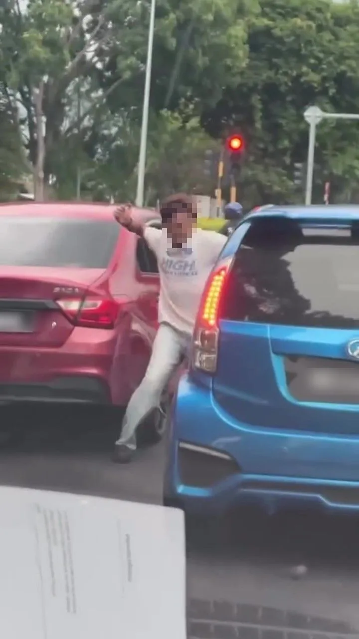 Lelaki ‘Ajar’ Pemandu Myvi Potong Melulu, Isteri Dukung Bayi Tenangkan Keadaan