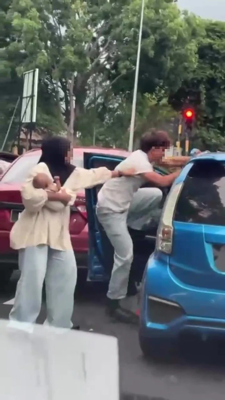 Lelaki ‘Ajar’ Pemandu Myvi Potong Melulu, Isteri Dukung Bayi Tenangkan Keadaan