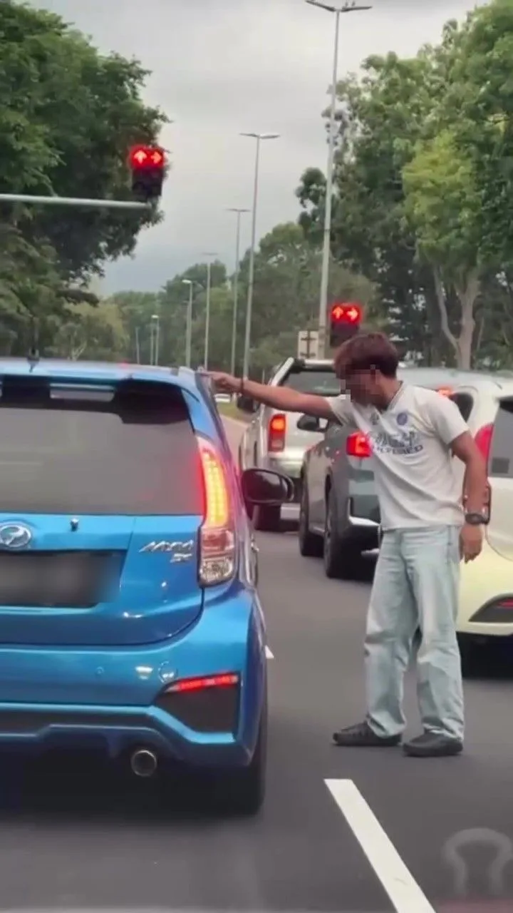Lelaki ‘Ajar’ Pemandu Myvi Potong Melulu, Isteri Dukung Bayi Tenangkan Keadaan