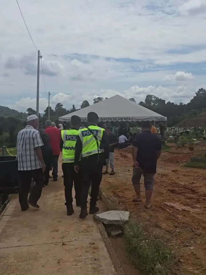 Jenazah Sudah Di Liang Lahad, Pihak Masjid Halang Pengebumian, Tertangguh 1 Jam
