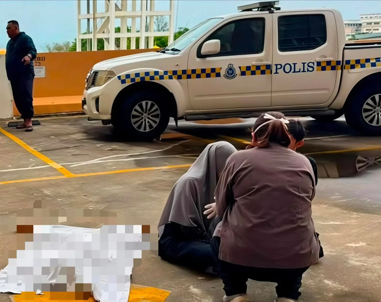 Anggota polis di lokasi kejadian di pangsapuri Ladang Tok Pelam, Kuala Terengganu