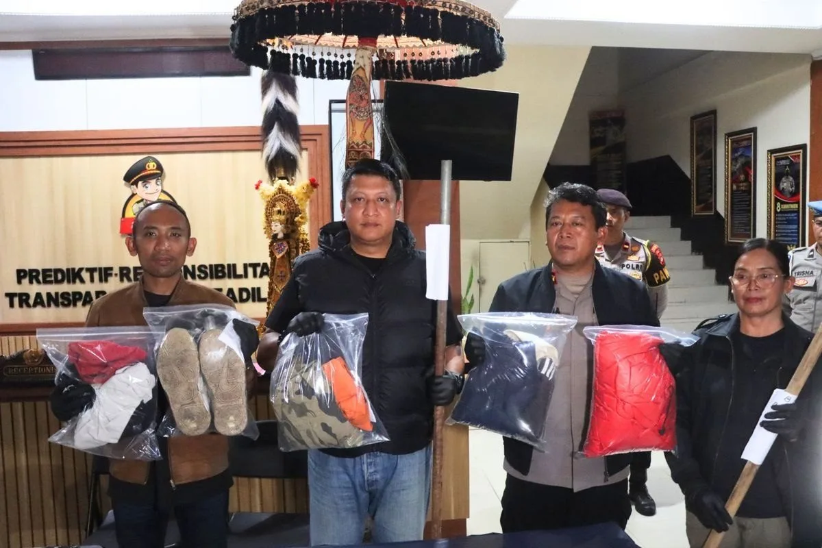 Pihak polis menunjukkan barang bukti berkaitan kejadian di Tabanan, Bali