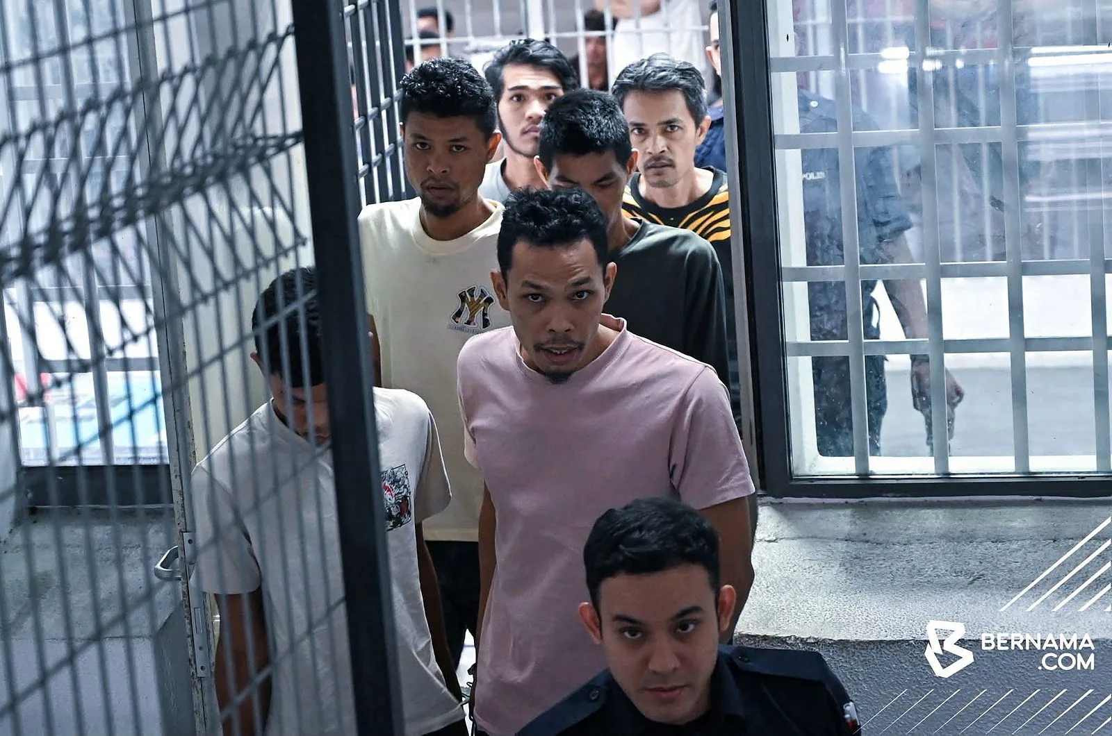 Enam beradik dibawa ke mahkamah