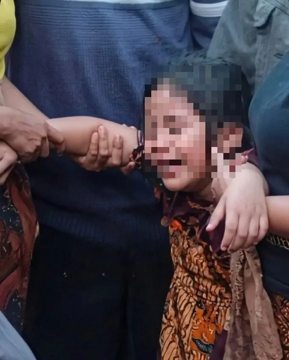 Anak bongsu menangis teresak-esak, wajah dikaburkan