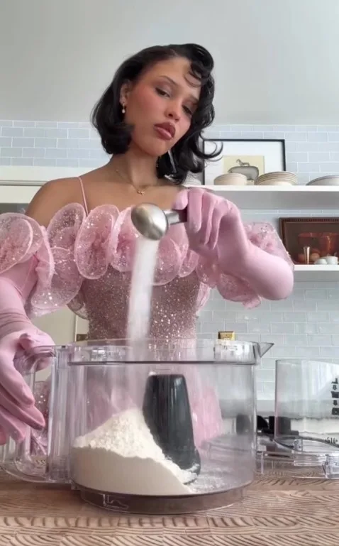 Terkenal Dengan Video Masak ‘From Scratch’, Nara Smith Dedahkan Anak Hidap Barah