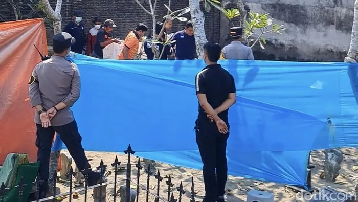 Kubur Digali Semula, Adik Meninggal Tergelincir Di Tandas Rupanya Dianiaya Kakak