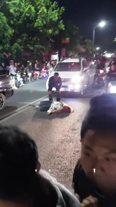 Dipercayai Merajuk, Wanita Baring Tengah Jalan, Jadi Punca Kesesakan Trafik