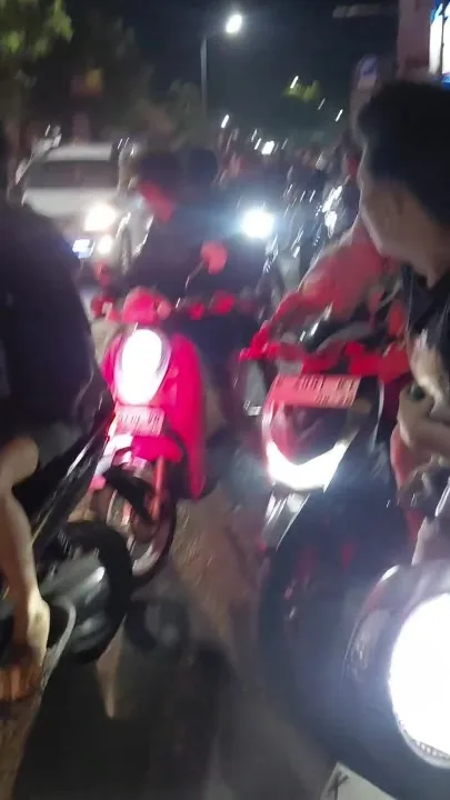 Dipercayai Merajuk, Wanita Baring Tengah Jalan, Jadi Punca Kesesakan Trafik