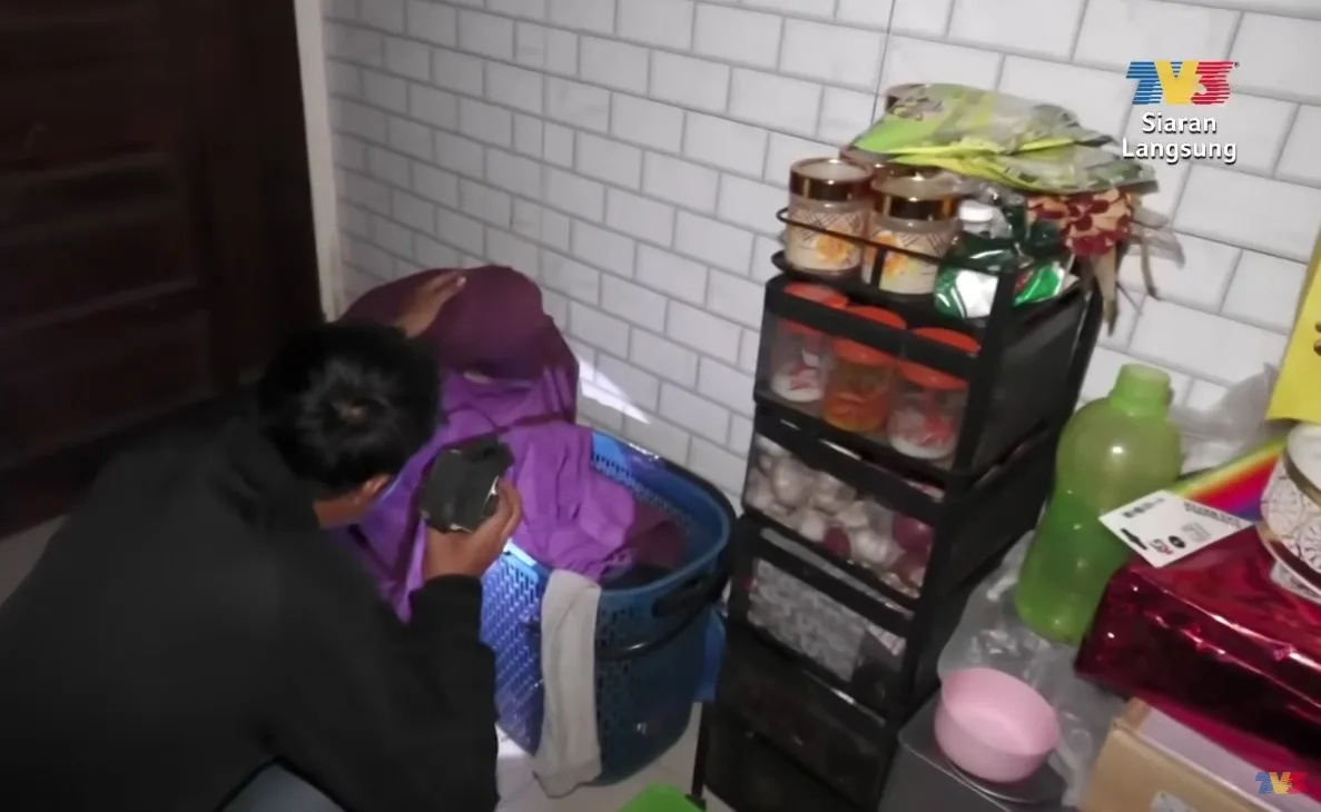 Kelakar! Penagih Pura-Pura Jadi Baju Kotor Tepi Bakul Ketika Rumah Diserbu AADK