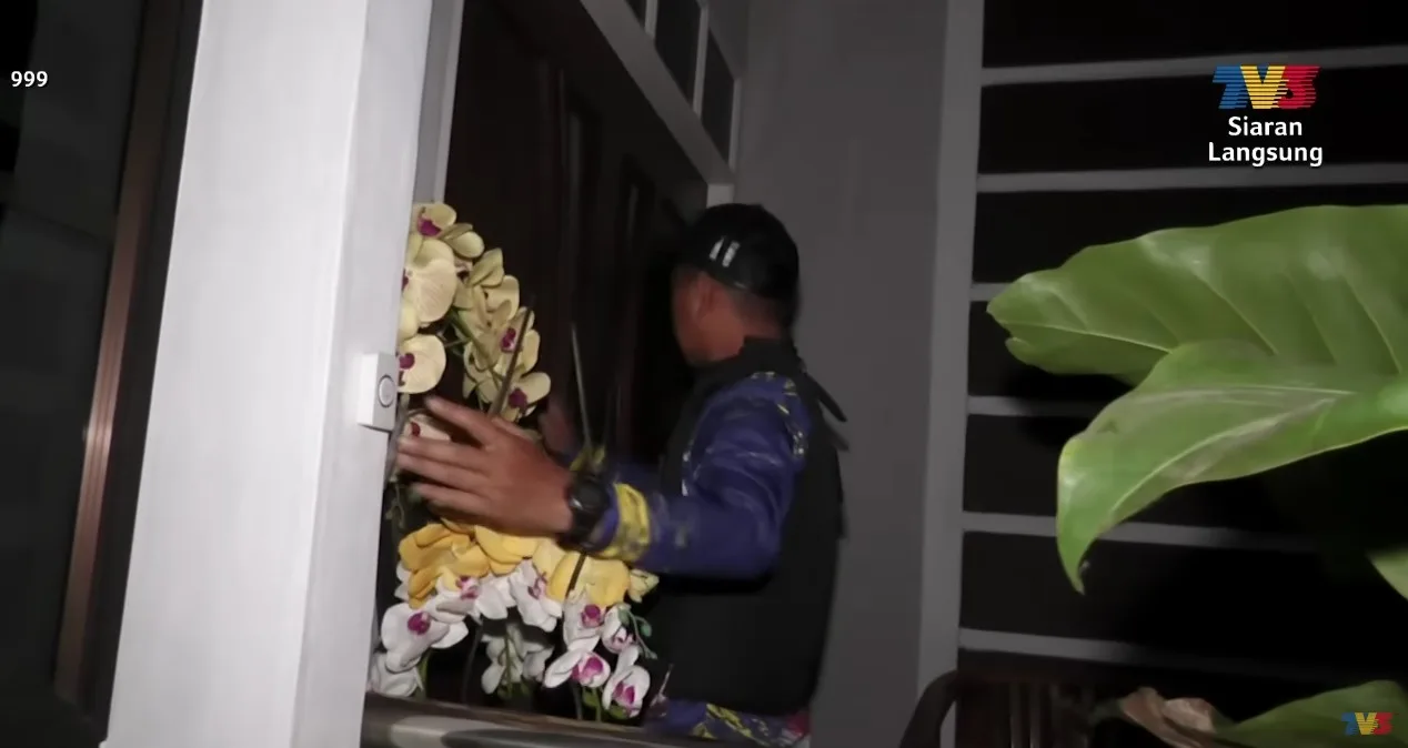 Kelakar! Penagih Pura-Pura Jadi Baju Kotor Tepi Bakul Ketika Rumah Diserbu AADK