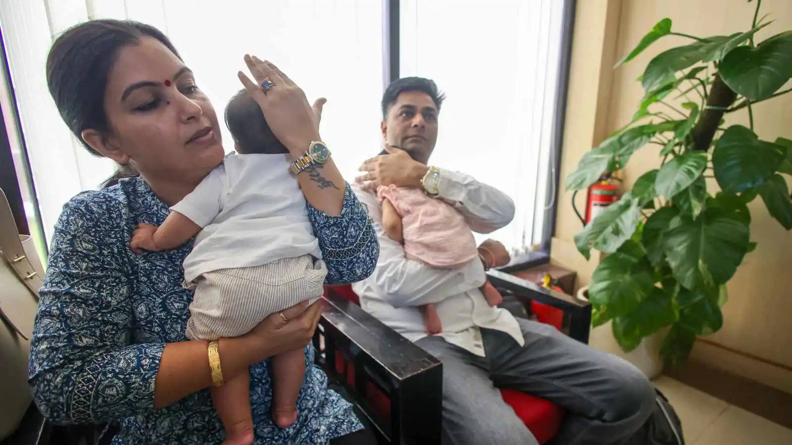 Suami Isteri Pelik Bayi Kembar IVF Tak Seiras Mereka, Rupanya Bukan Anak Kandung