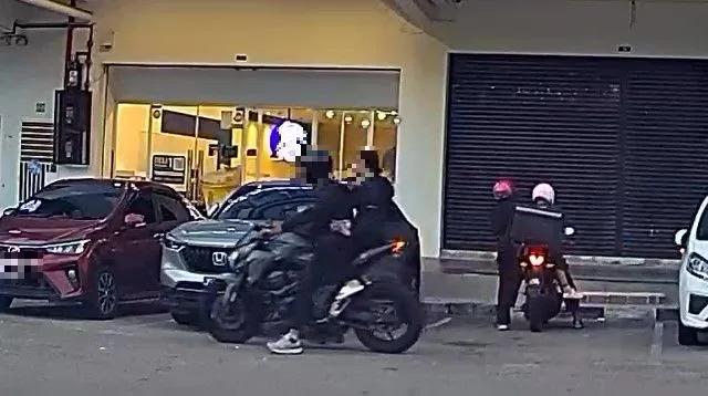 Bomba Gred 29 & Peguam Curang, Naik Motor Berdua, Isteri Ternampak Depan Kafe