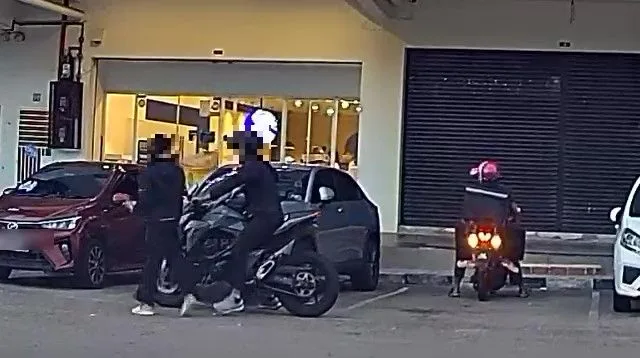 Bomba Gred 29 & Peguam Curang, Naik Motor Berdua, Isteri Ternampak Depan Kafe