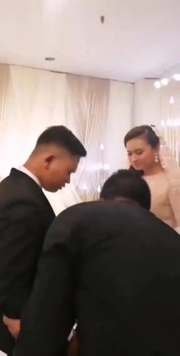 Badmood Dibuatnya! Tetamu Bergurau Sapu Makanan Pada Pengantin Di Pelamin