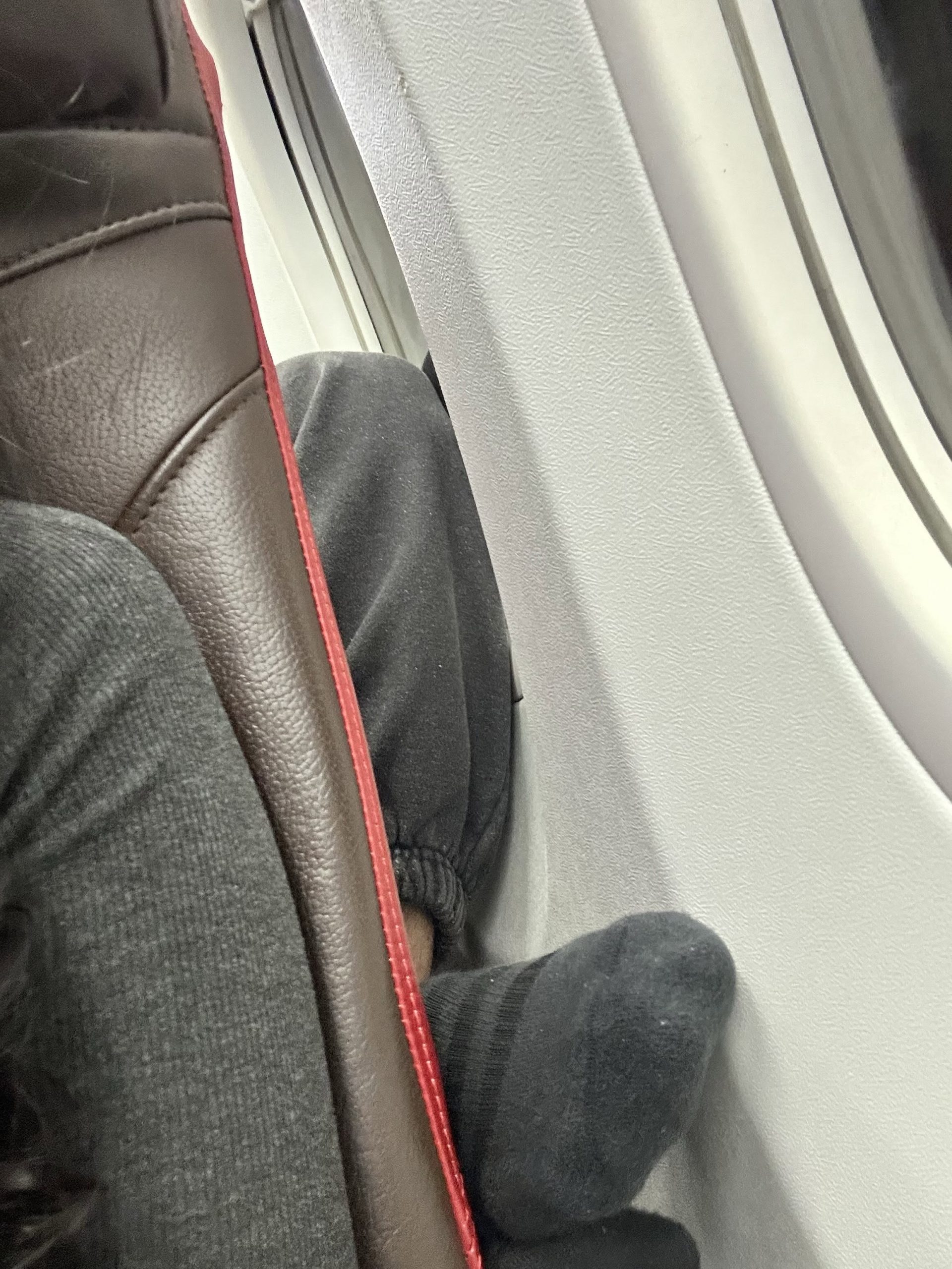 Penumpang Indonesia Kesal, Aisar Letak Kaki Di Seat Depan Dalam ‘Economy Class’