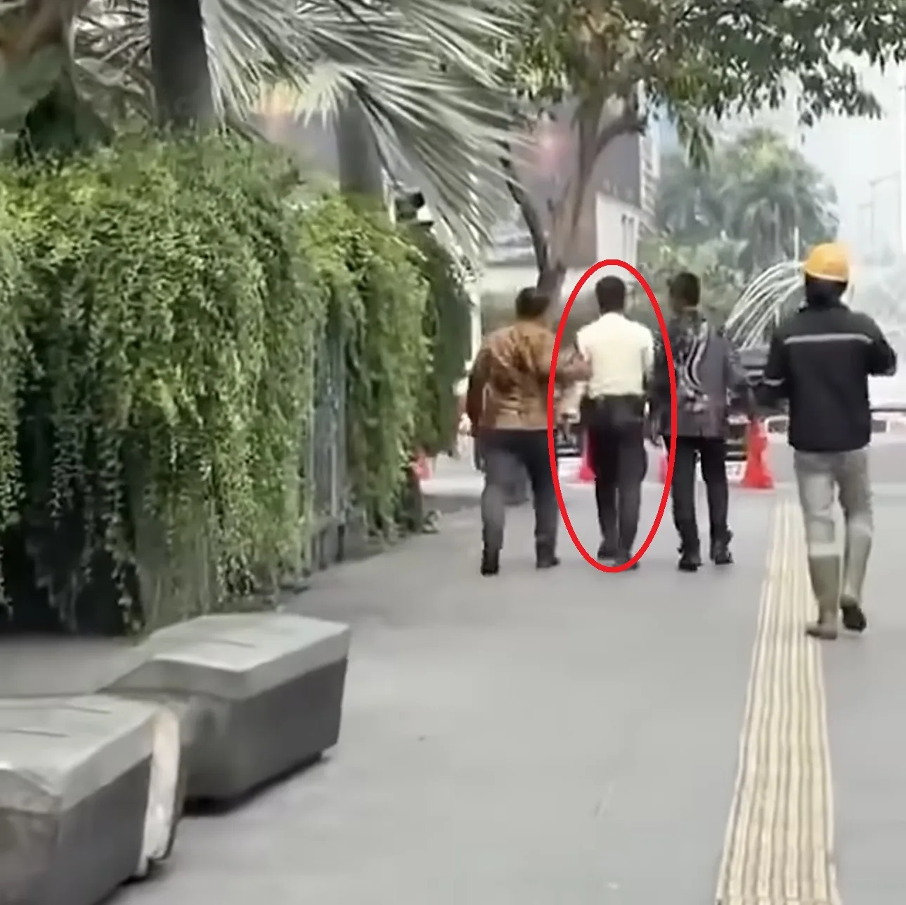 Tegur Pemandu Alphard Redah Lampu Merah, Pak Guard Dimarah, Sujud Minta Maaf