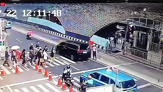 Tegur Pemandu Alphard Redah Lampu Merah, Pak Guard Dimarah, Sujud Minta Maaf