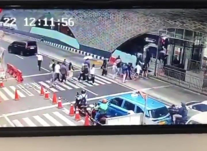 Tegur Pemandu Alphard Redah Lampu Merah, Pak Guard Dimarah, Sujud Minta Maaf