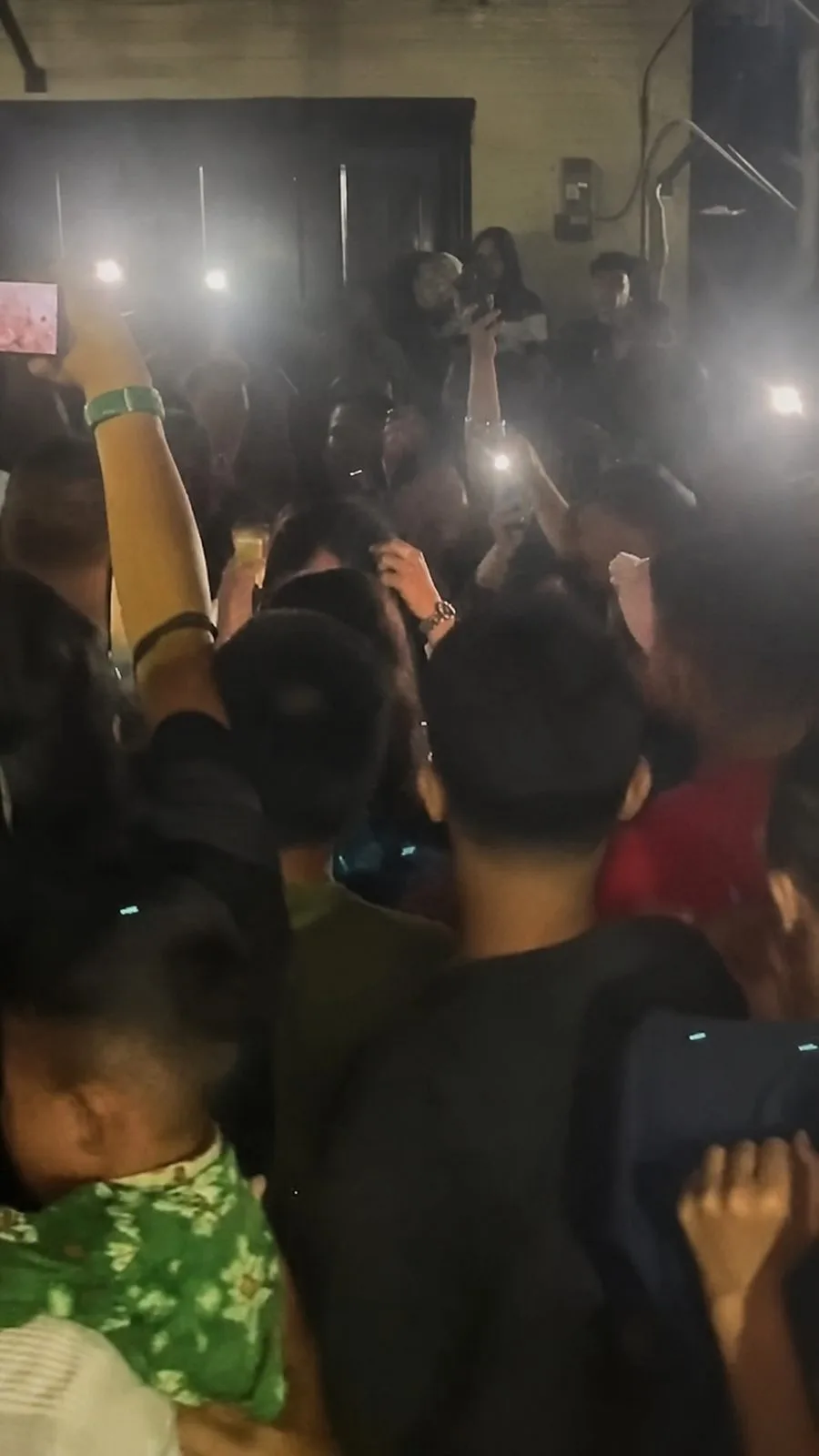 Warga berkumpul sambil merakam kejadian