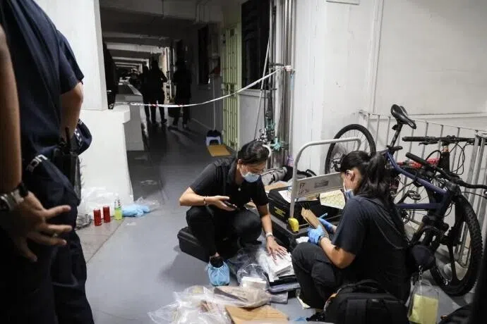 Pegawai forensik polis membuat siasatan di lokasi kejadian