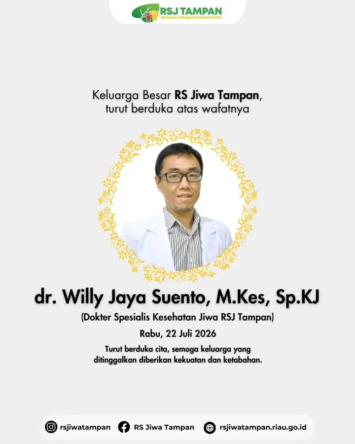 Bryan Wee bergambar dengan Perodua Myvi barunya