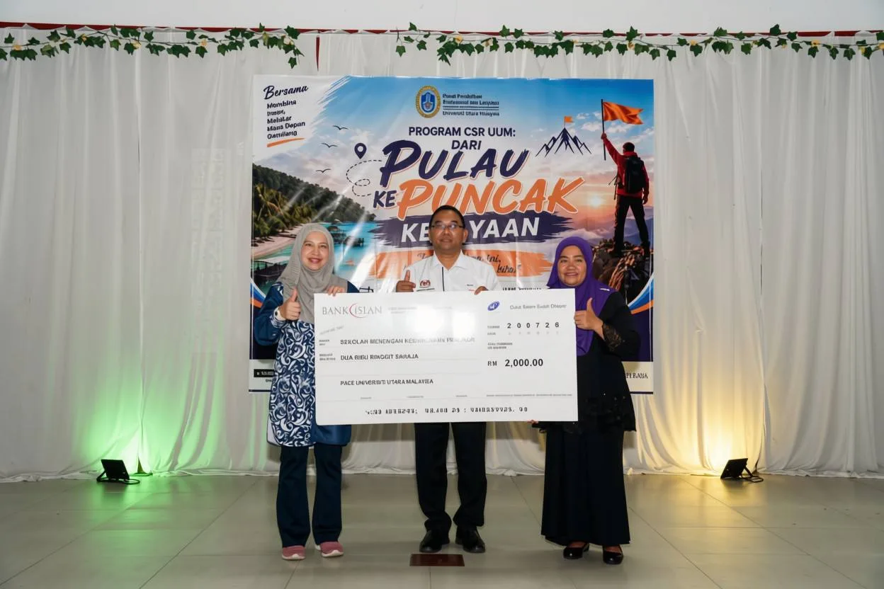Penyampaian sumbangan Program CSR UUM Dari Pulau ke Puncak Kejayaan kepada SMK Pangkor