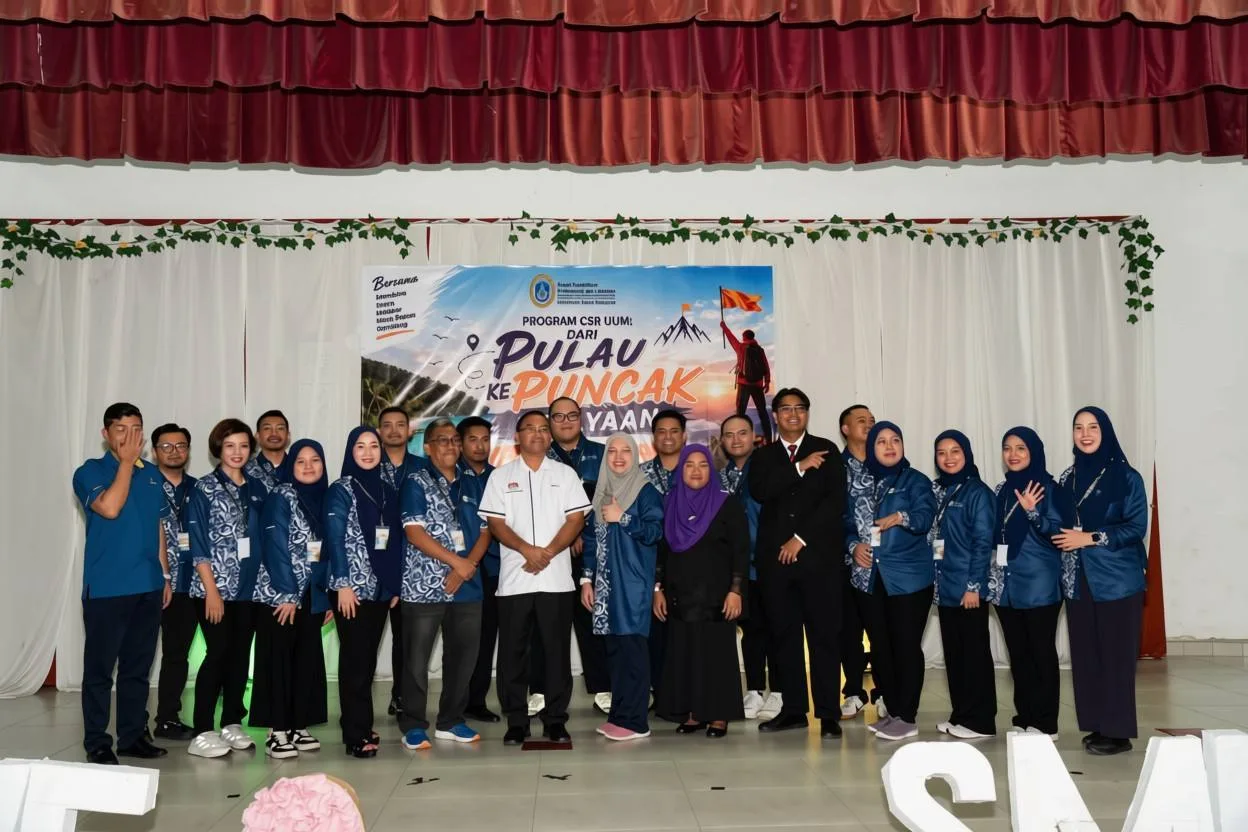 Mahasiswa PACE UUM pada Program Dari Pulau ke Puncak Kejayaan di SMK Pangkor