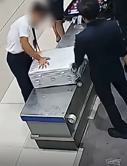 Polis Indonesia Dedah CCTV Pilot Malaysia Terkantoi! Bawa Sebotol Air Kencing