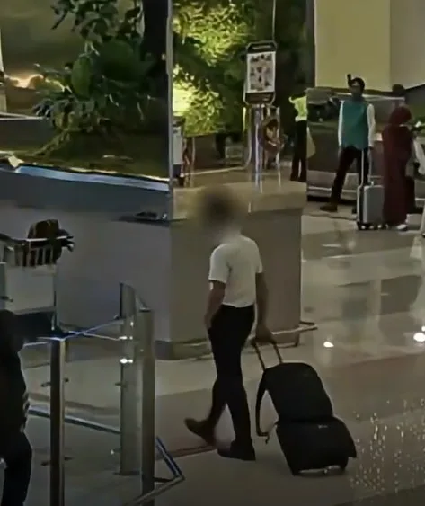 Polis Indonesia Dedah CCTV Pilot Malaysia Terkantoi! Bawa Sebotol Air Kencing