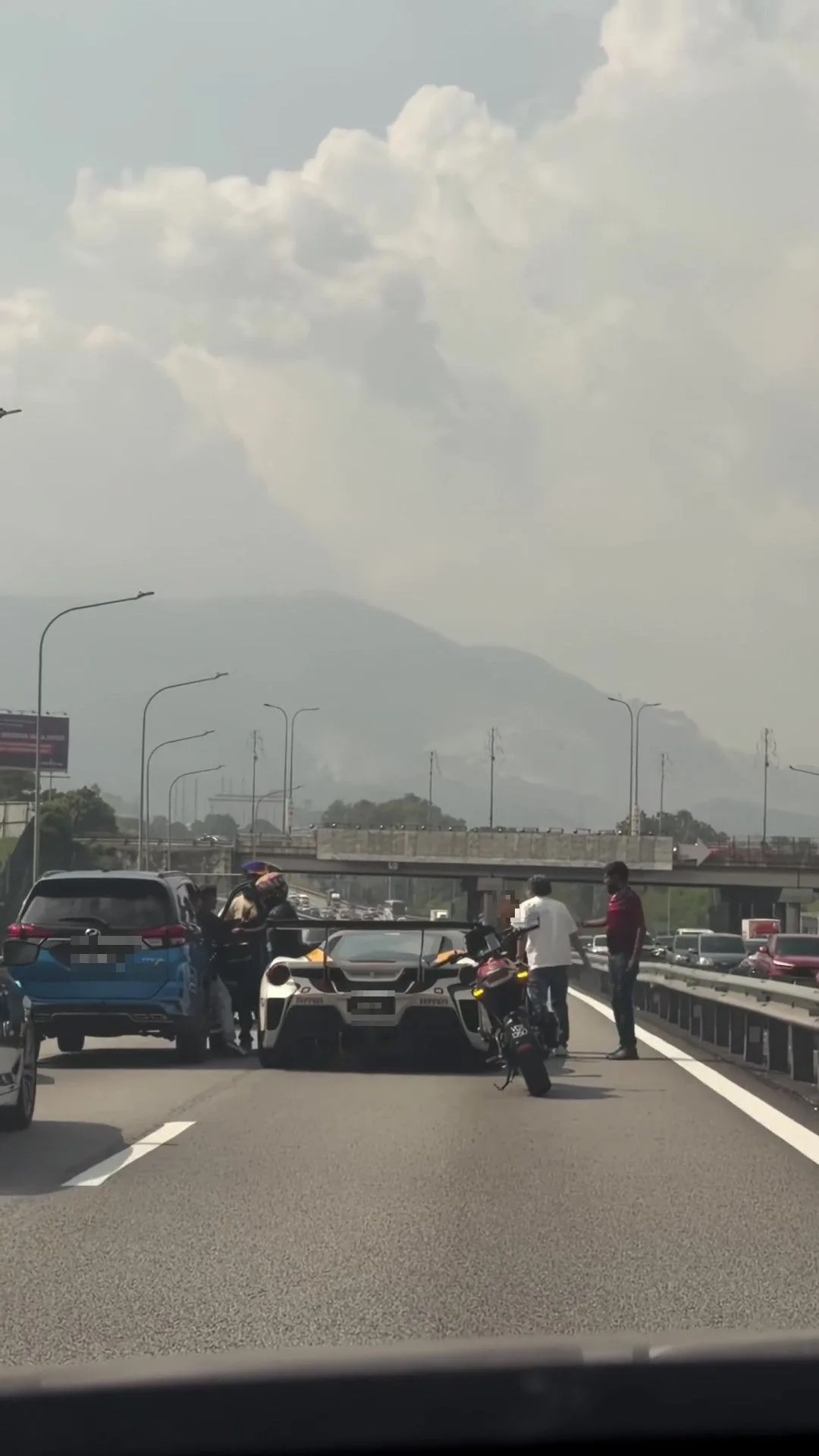 Ferrari Didakwa ‘Mencilok’, Pemandu Aruz Brek Mengejut, Anak Kena Dashboard