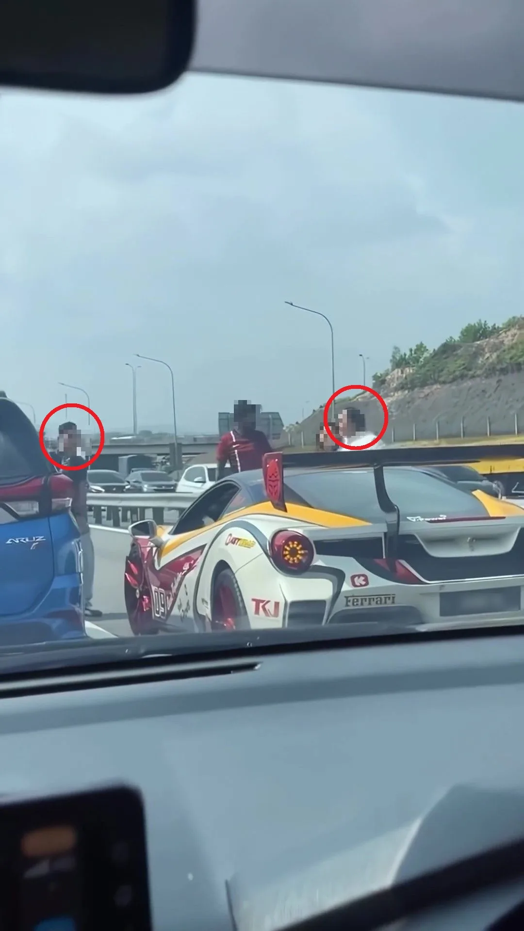 Ferrari Didakwa ‘Mencilok’, Pemandu Aruz Brek Mengejut, Anak Kena Dashboard